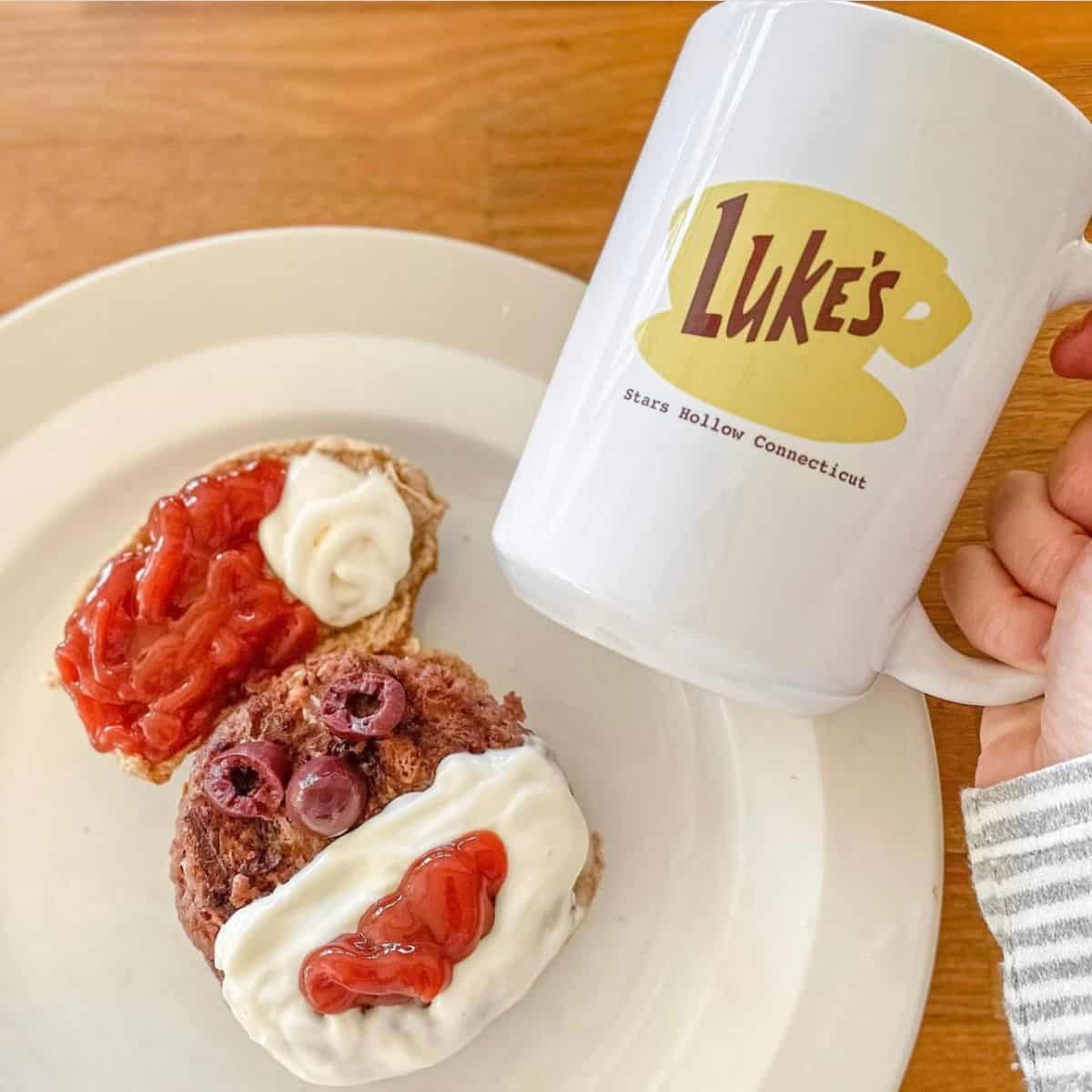 luke's diner mug and santa burger.